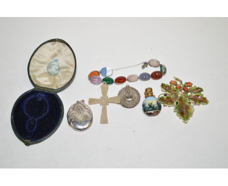 Antique jewellery, to include: a Scottish agate set white metal bracelet; a white metal locket pendant; a filigree brooch; a 