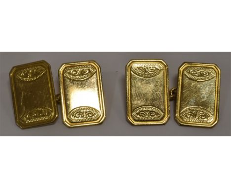 A PAIR OF VINTAGE STAMPED 9CT CUFFLINKS  the clufflinks with rounded corners and engraved pattern detail, length 1.6cm, width