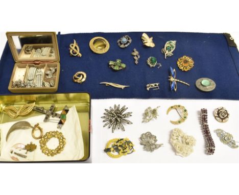 A COLLECTION OF VINTAGE COSTUME JEWELLERY  comprising of mainly brooches but to include pendant pieces, materials include mar