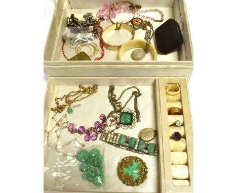 A CASED COLLECTION OF VINTAGE JEWELLERY AND TRINKETS To include a 9c gold metal core bangle, a metal seal fob and chain, a 'b