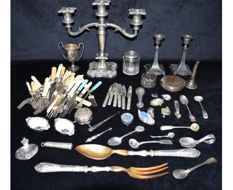 A GOOD COLLECTION OF SILVER, SILVER PLATE AND METALWARE  comprising a silver trinket/pill box, silver spoons, pair of silver 
