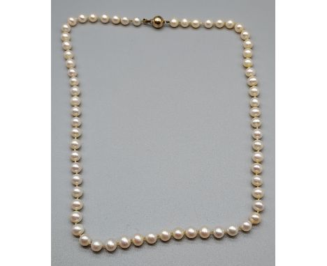 A Vintage ladies pearl necklace with a 9ct gold clasp. [50cm in length] 