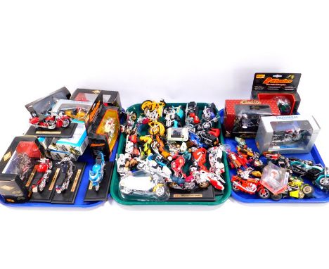 Maisto and other die cast and plastic scale models of motorbikes, some on named stands and boxed. (quantity)