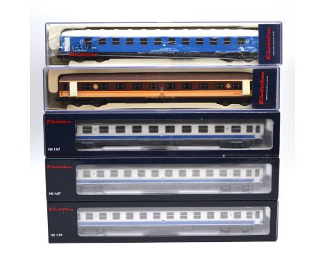 Electrotren HO gauge model railway passenger coaches, five including ref E18025 Renfe A10-12002; E18026 Renfe B12-12233; E180