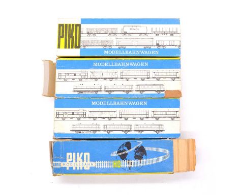 Piko HO gauge model railways, DR 135 062 railcar, with three passenger coaches, all boxed.Qty: 4
