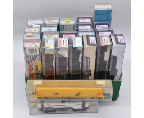 Electrotren HO gauge model railway freight cars, twenty-three including ref 5731 SNCF "Simotra" open top freight car (x3); re