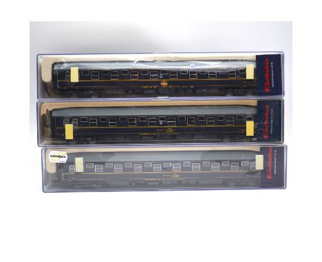 Electrotren HO gauge model railway passenger Coches Cama T2 coaches, three including ref 18104K; 18106K; 18107K, all boxed.Qt