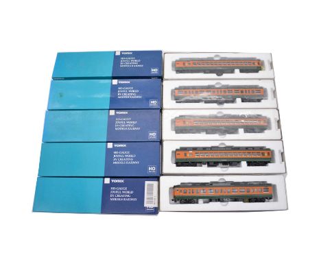 Tomix HO gauge model railway passenger coaches, five including ref HO-305 111-2000; HO-306 110-1200 (x3); HO-307, all boxed.Q