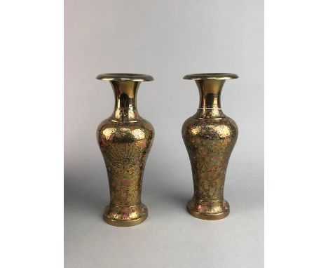 PAIR OF 20TH CENTURY BRASS VASES, 25cm high, along with an oak mantel clock