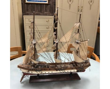 WOODEN MODEL OF THE CLIPPER SIGLO XIX, on platform base, 52cm high