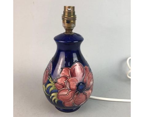MODERN MOORCROFT TABLE LAMP, 21cm high