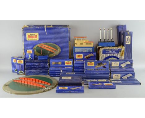 OO gauge Hornby Dublo 3460 Level Crossing, D1 Signal Cabin DA 458, ED3 Junction Signal together with large amount of boxed tr