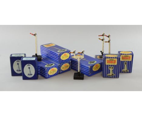 Collection of Hornby Dublo OO gauge accessories, comprising ED3 junction signal, D2 signals, ED2 double arm signal, ES7 colou