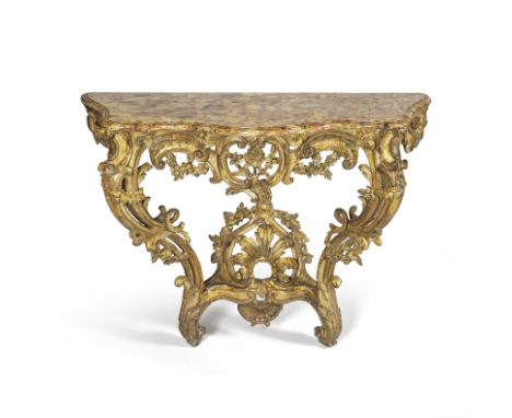 Console en bois doré d'époque Louis XVDe forme mouvementée en façade et sur les côtés, ceinture ajourée et sculptée de guirla