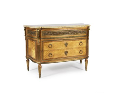 Commode de forme cintrée d'après le modèle de Jean-François Leleu de style Louis XVIEn placage de bois de rose marqueté en fe