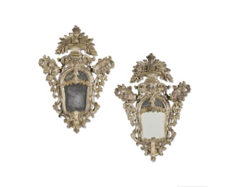 Paire de miroirs faisant appliques en bois sculpté et argenté, Italie du XVIIIe siècleDe forme mouvementée à décor sculpté de
