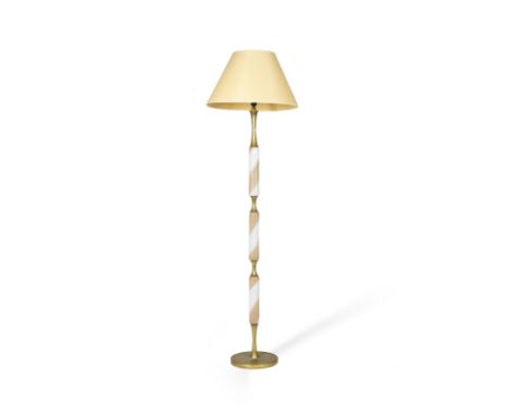 Lampadaire en métal et verre de Murano, Italie vers 1960Le fût formé de trois éléments cylindriques à décor de filets tournoy