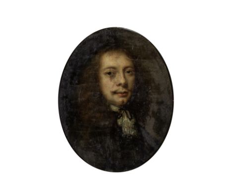 Ecole française, XVIIIe sièclePortrait d'un gentilhomme huile sur cuivre, ovaleoil on copper, oval14 x 11cm (5 1/2 x 4 5/16in