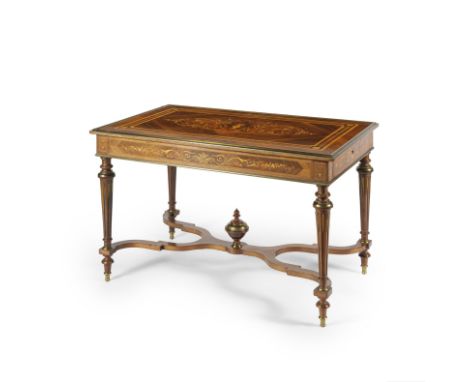 Grande table de milieu en bois de placage d'époque Napoléon IIIElle ouvre à un tiroir latéral, et présente un riche décor mar