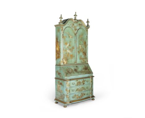 Scriban en bois relaqué bleu et or à décor dans le goût de la Chine, style ChippendaleLa partie haute mouvementée ouvre à deu