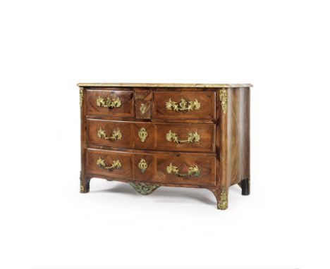 Commode en placage de palissandre d'époque RégenceDe forme légèrement cintrée en façade, elle ouvre à cinq tiroirs sur trois 