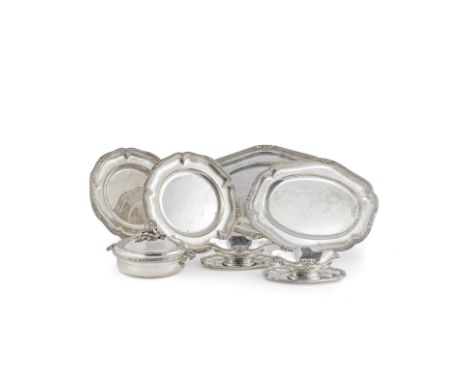 Ensemble de platerie en argent 925 millièmes de style Louis XVModèle à contours rehaussé de feuillages; il comprend: Une pair
