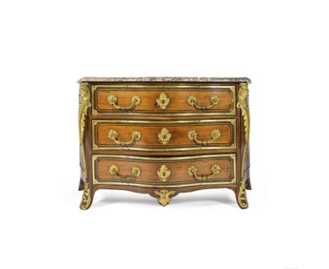 Rare commode en placage d'amarante, de satiné et de palissandre par Etienne Doirat d'époque RégenceDe forme galbée en façade 