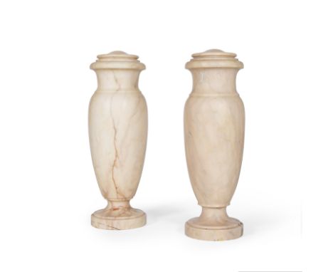Paire de vases couverts en marbre blanc veiné de la première partie du XXe siècleDe forme fuseau et base circulaire.H. 63 cmA
