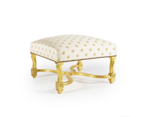 Tabouret en bois redoré et sculpté de style Louis XIVIl repose sur des pieds en console réunis par une entretoise.H. 42 cm - 