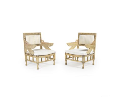 Paire de fauteuils Egyptomania en bois cérusé de la première partie du XXe siècleA dossier et assise de forme rectangulaire à