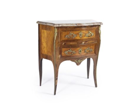 Petite commode en placage de bois de rose et d'amarante d'époque Louis XVDe forme galbée en façade et sur les côtés, elle ouv