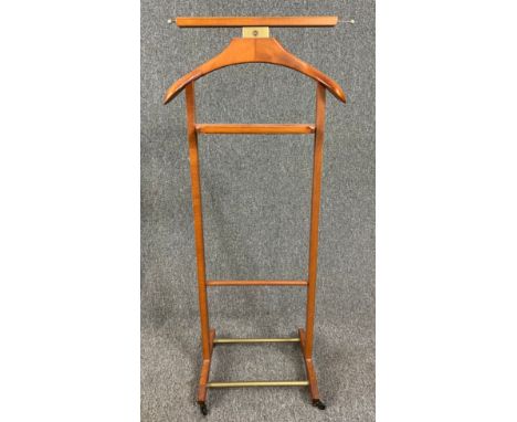 A vintage beech framed Brevettato gentleman's valet stand. H.107cm 