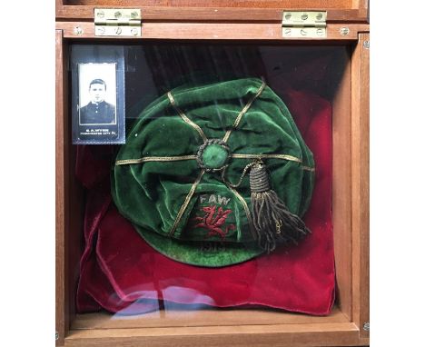 Wales 1914 International Football Cap: Awarded to Manchester City player George Wynn. Stunning green cap with FAW above red d