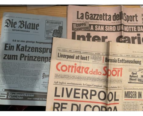 Liverpool European Away Football Newspapers: Die Blaue programme for 1981 match at Bayern Munich and other semi final between