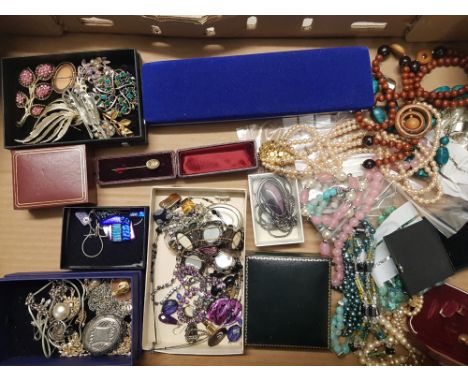 A mixed collection of contemporary and vintage costume jewellery including Victorian hat pin, necklaces and brooches etc (1 t