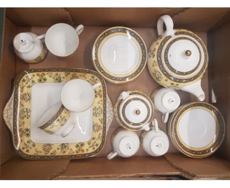 Wedgwood India pattern tea ware items to include teapot, 7 cups, 6 saucers, 6 side plates, cake plate and a lidded sugar bowl