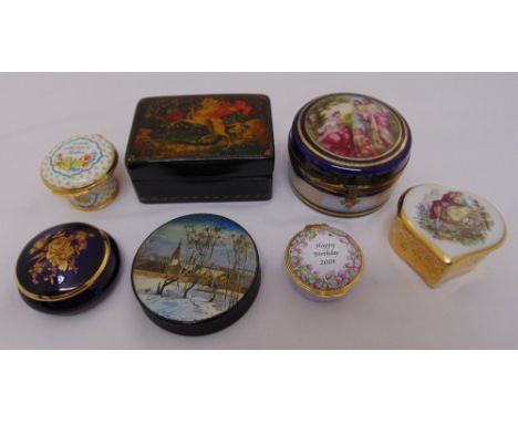 A quantity of trinket boxes to include two Russian papier mache boxes and two Halcyon Days enamel boxes (7)