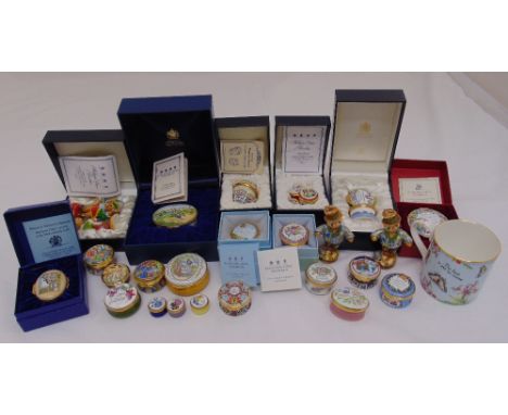A quantity of Halcyon Days, Bilston and Staffordshire porcelain and enamel boxes some with original packaging (28)