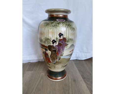 Beautiful Vintage Oriental Vase, lovely condition, signed to base