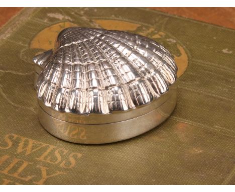 A sterling silver novelty pill or snuff box, as a scallop shell, 5cm wide