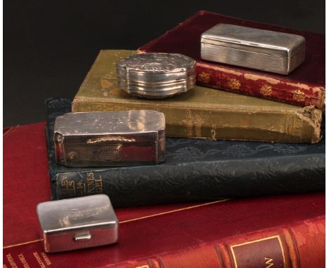 A 19th century Continental silver re-entrant rectangular snuff box, engraved with flowers and sprigs, hinged cover, gilt inte