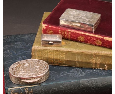 A Continental 925 oval silver snuff box, the hinged cover decorated in repousse with putti harvesting an apple tree, 5cm wide