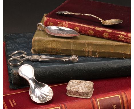 A George III style leaf shaped caddy spoon, 8.5cm long, London 1978; another; a pair of 18th century sugar nips; etc (5), 92g