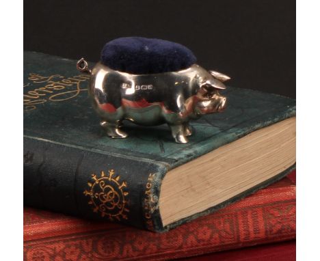 An Edwardia silver novelty pin cushion, as a pig, 6cm long, Levi &amp; Salaman, Birmingham 1902