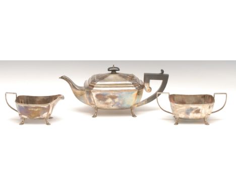 A George V silver three-piece tea service, comprising teapot, milk jug and sugar basin, the teapot with ebonised fittings, 31