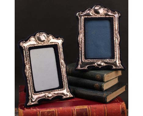 A pair of Art Nouveau style silver easel photograph frames, 22cm high, London 1984
