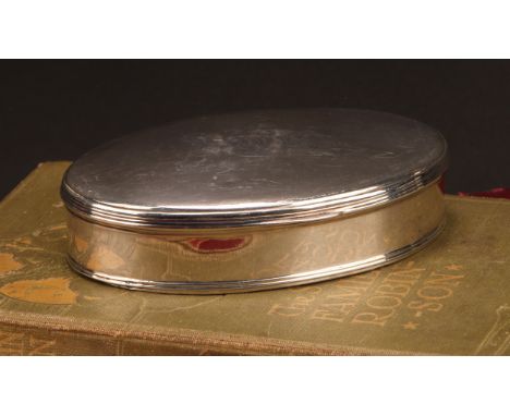 A George III silver oval table snuff or tobacco box, hinged cover, 10.5cm wide, London 1801