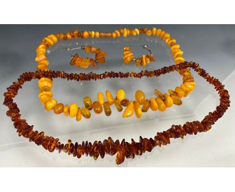 A graduated single strand amber resin bead necklace, with creamy yellow, orange and mixed tone irregular beads, approx 58cm l
