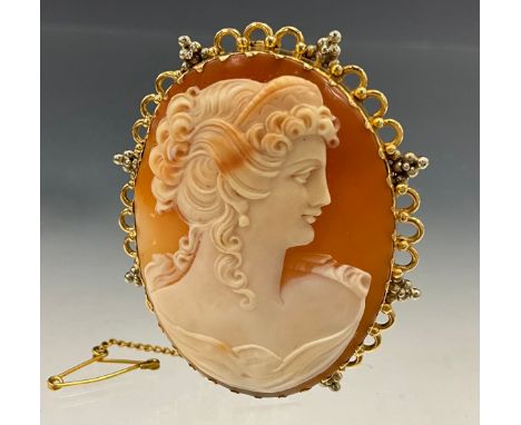 A continental Italian portrait cameo, lady, ornate yellow metal mount, stamped 750, 5.4cm x 4.4cm, 19.1g gross