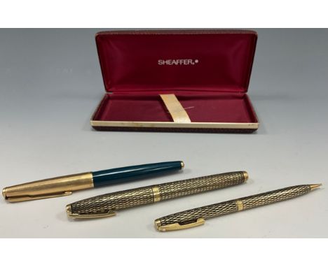 A Sheaffer fountain pen and pencil set, the pen with 14ct gold nib, scaled textured case, converter fill barrel, marked 14 K.